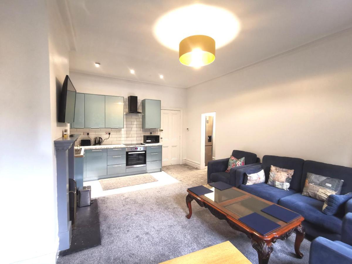 Flat-B, 4 Adults, 20 Mins To Beach, Netflix, Wifi, Sleeps 4 Adults Bournemouth Kültér fotó