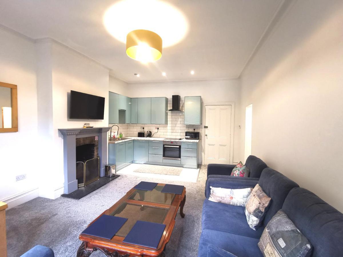 Flat-B, 4 Adults, 20 Mins To Beach, Netflix, Wifi, Sleeps 4 Adults Bournemouth Kültér fotó