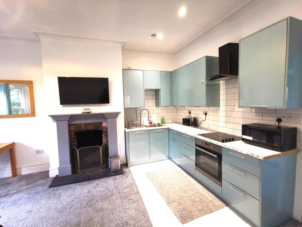 Flat-B, 4 Adults, 20 Mins To Beach, Netflix, Wifi, Sleeps 4 Adults Bournemouth Kültér fotó