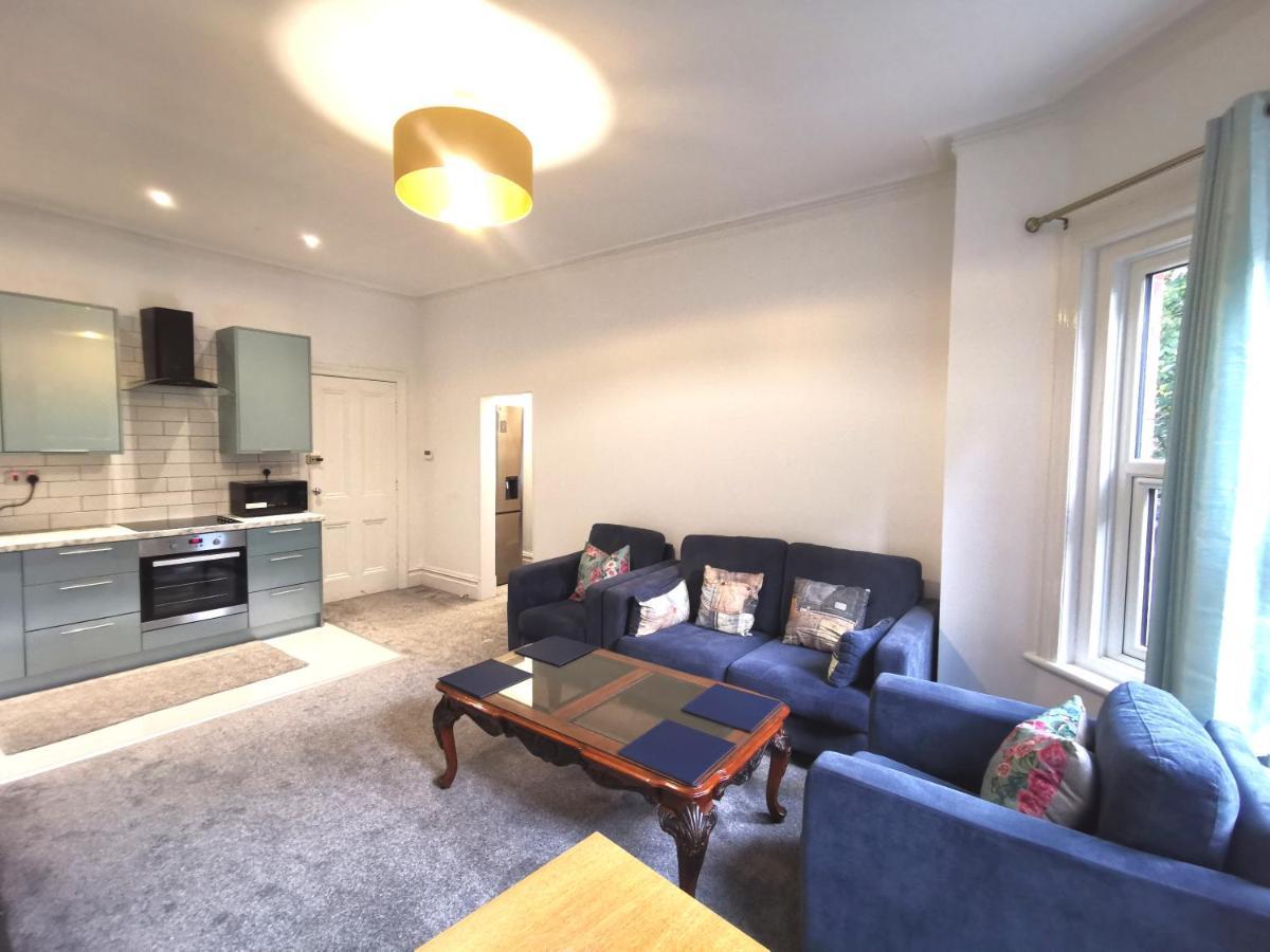 Flat-B, 4 Adults, 20 Mins To Beach, Netflix, Wifi, Sleeps 4 Adults Bournemouth Kültér fotó
