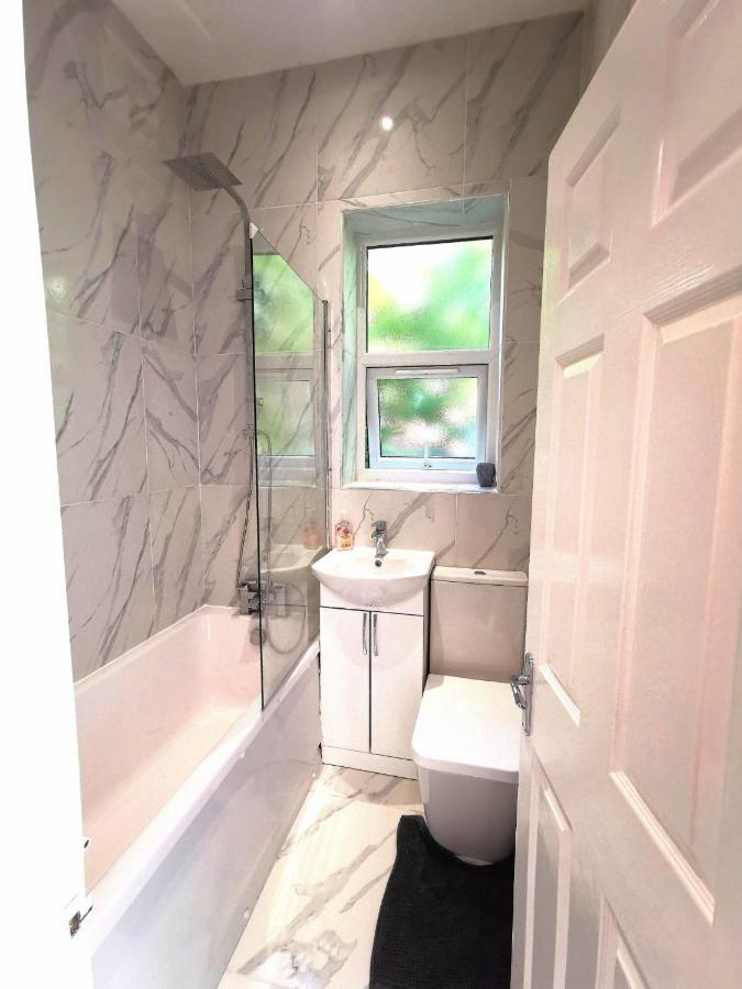Flat-B, 4 Adults, 20 Mins To Beach, Netflix, Wifi, Sleeps 4 Adults Bournemouth Kültér fotó
