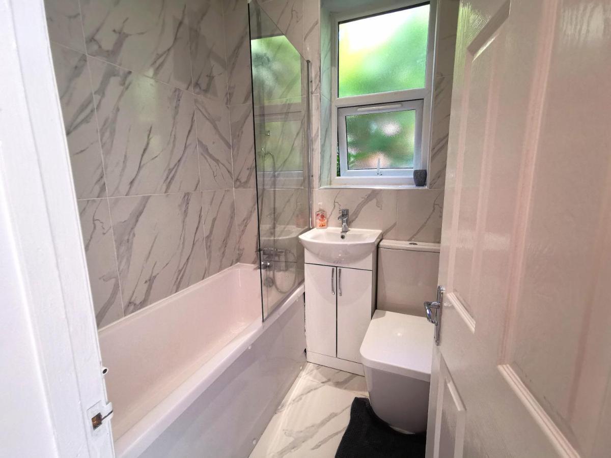 Flat-B, 4 Adults, 20 Mins To Beach, Netflix, Wifi, Sleeps 4 Adults Bournemouth Kültér fotó
