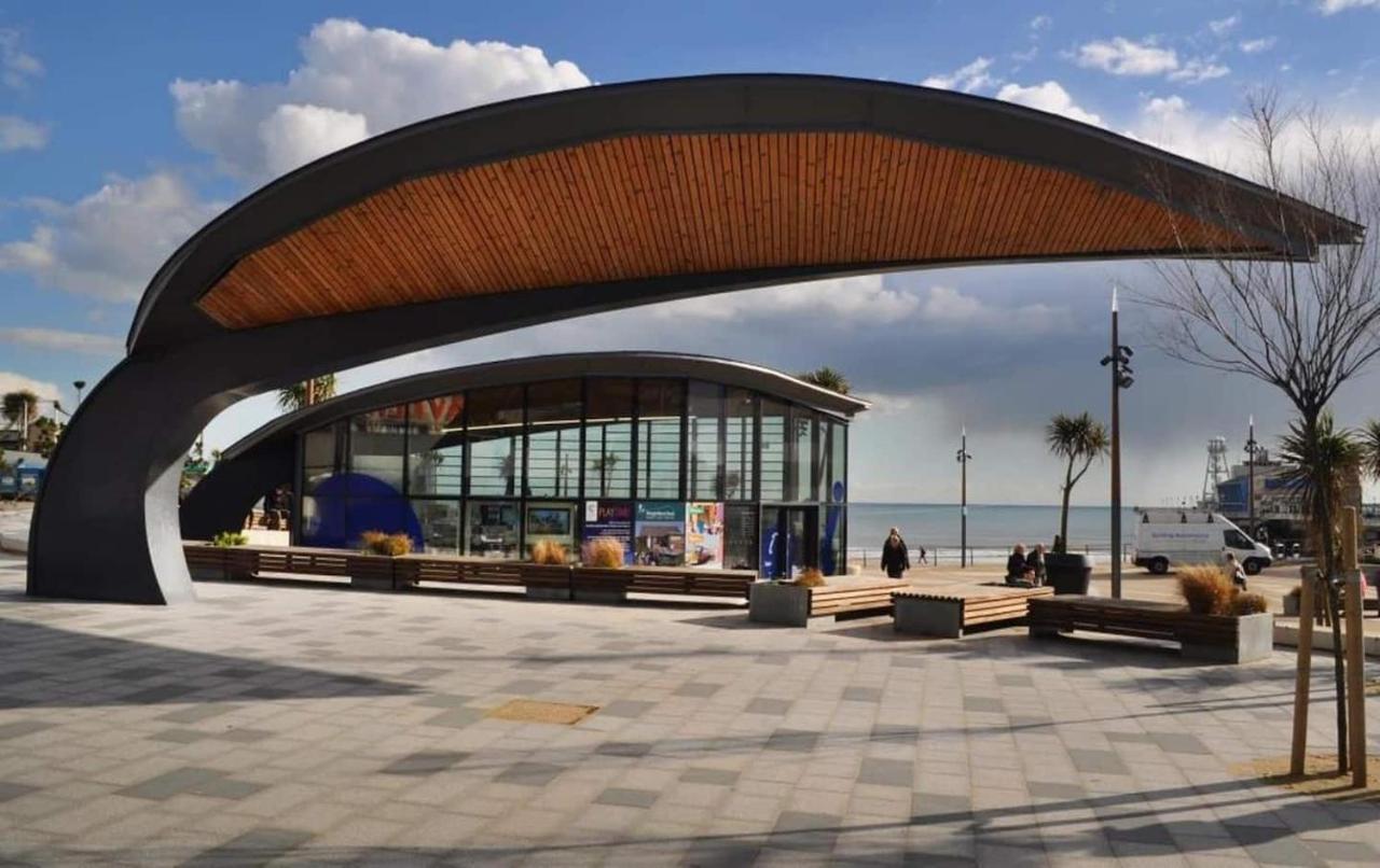 Flat-B, 4 Adults, 20 Mins To Beach, Netflix, Wifi, Sleeps 4 Adults Bournemouth Kültér fotó