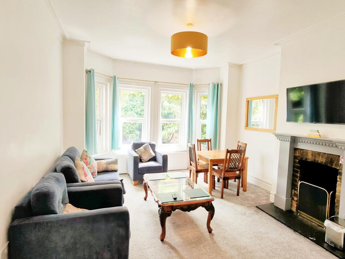 Flat-B, 4 Adults, 20 Mins To Beach, Netflix, Wifi, Sleeps 4 Adults Bournemouth Kültér fotó