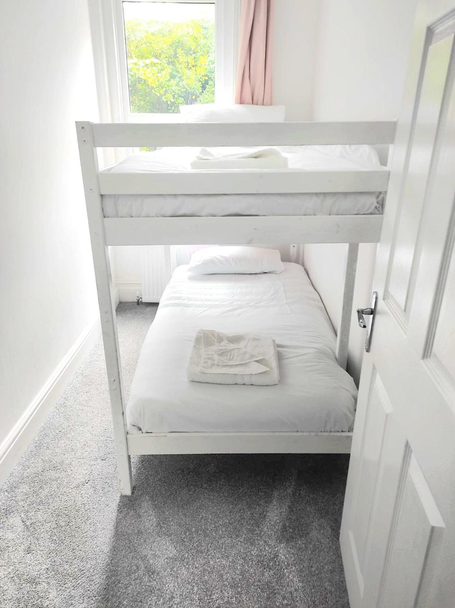 Flat-B, 4 Adults, 20 Mins To Beach, Netflix, Wifi, Sleeps 4 Adults Bournemouth Kültér fotó